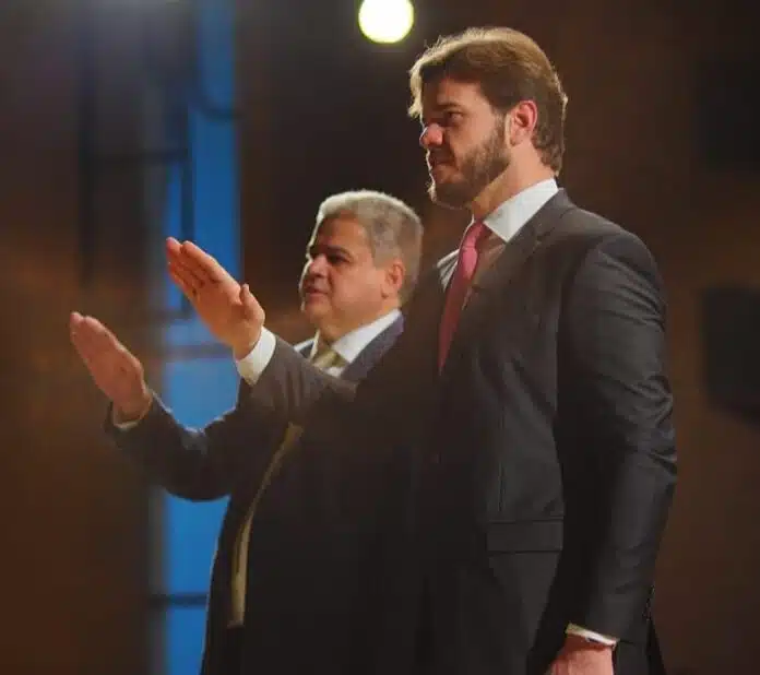 Prefeito de Campina Grande transmite cargo ao vice Alcindor Villarim durante licença