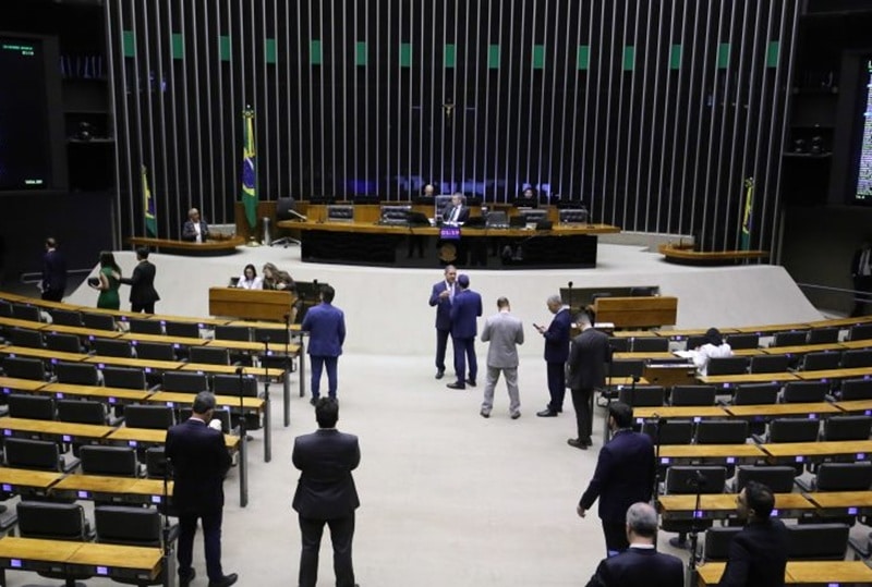 Câmara aprova PEC que permite a professores acumular outro cargo público de qualquer natureza