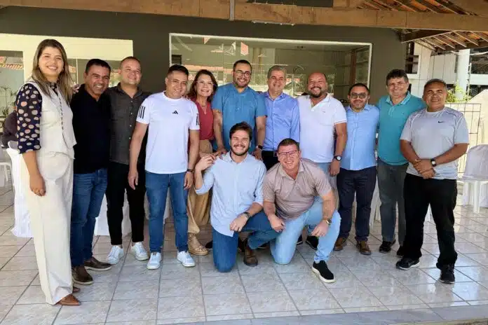 Prefeito de Campina Grande se reúne com parte da base aliada em café da manhã de aniversário