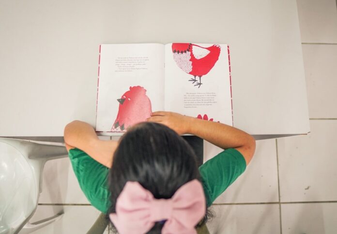 criança leitura
